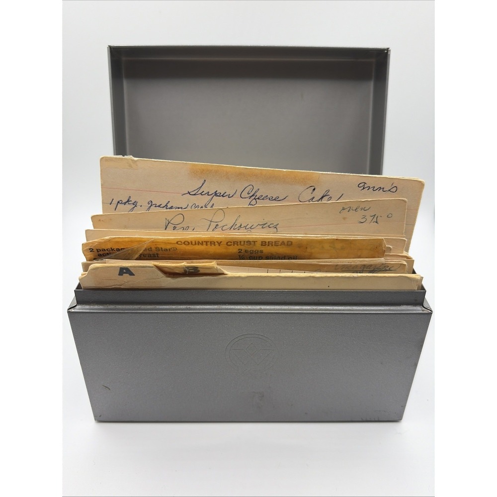 Vtg Tin Recipe Box with lots of Typed Hand Written And Newspaper Clippings MCM